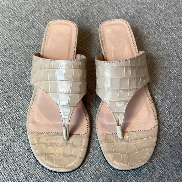J.Crew Beige Croc Embossed T-Strap Leather Sandals Sz 7 - Picture 3 of 7